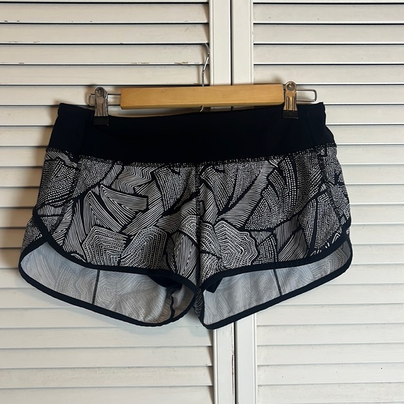 Lululemon Speed Short in Dottie Tribe Print - Picture 1 of 5